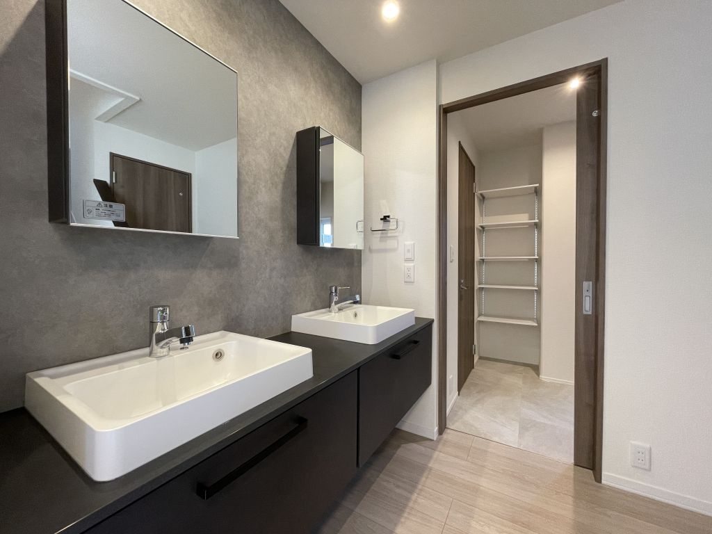 No.28/洗面
脱衣室とは別の空間に設けられた洗面スペース。
洗面ボウルが2つあるので、バタバタする朝の準備も一緒にできてスムーズです。
(2025年1月撮影) No.28洗面