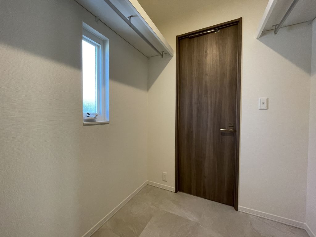 No.28/ファミリークローゼット
玄関から直結のファミリークローゼットはコートやジャケット、毎日のお出かけ時に使用するもの等を入れておくのに便利な空間です。
(2025年1月撮影) No.28ファミリークローゼット