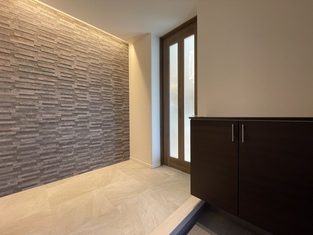 No.28/玄関ホール
玄関正面の室内タイルと間接照明がアクセントです!
(2025年1月撮影) No.28玄関ホール