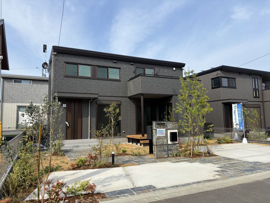 No.27/4LDK+WIC(25年8月撮影)<br>
1F:58.76m2(約17.77坪)/2F:53.97m2(約16.32坪) No.27外観