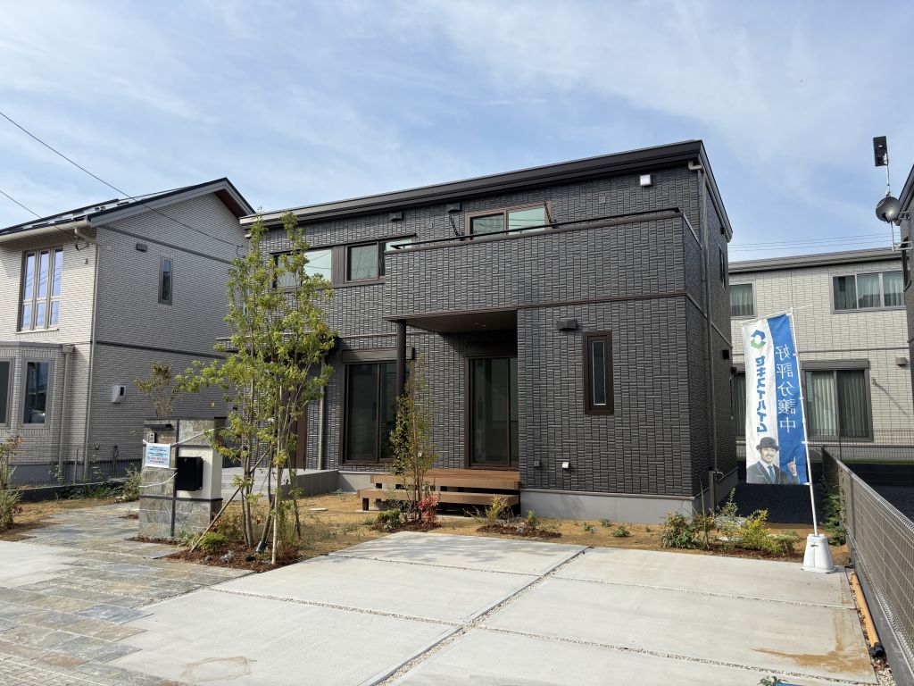 No.27/4LDK+WIC(25年8月撮影)<br>
1F:58.76m2(約17.77坪)/2F:53.97m2(約16.32坪) No.27外観