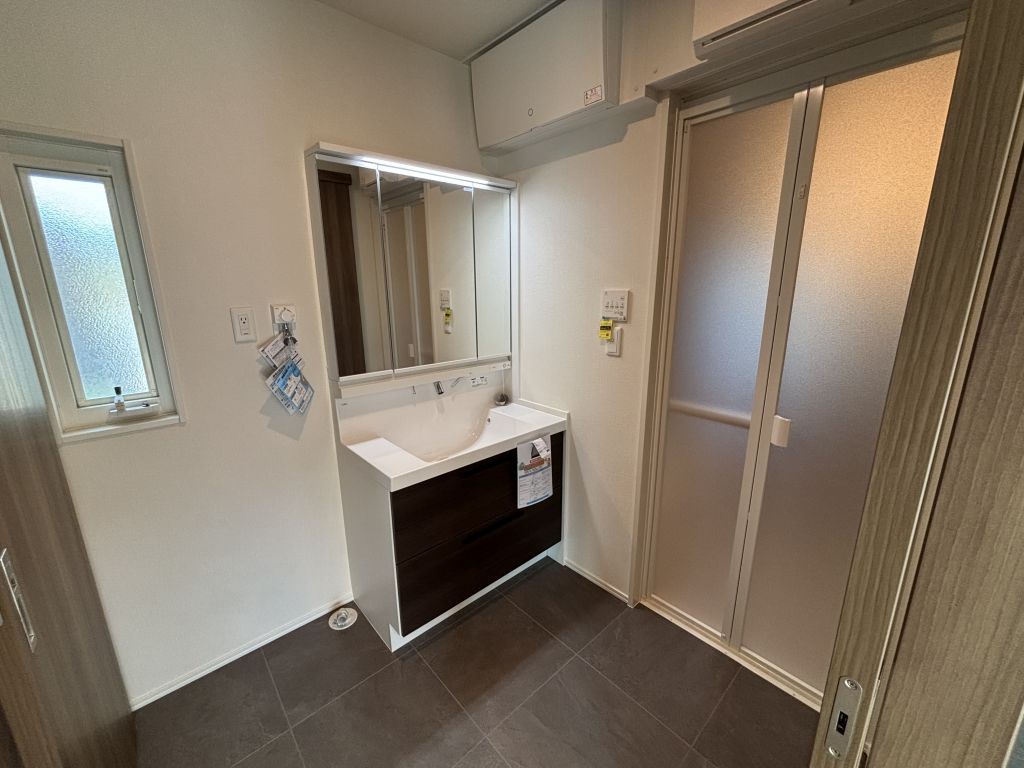 No.27/ファミリークロークとつながる洗面(25年8月撮影) No.27洗面