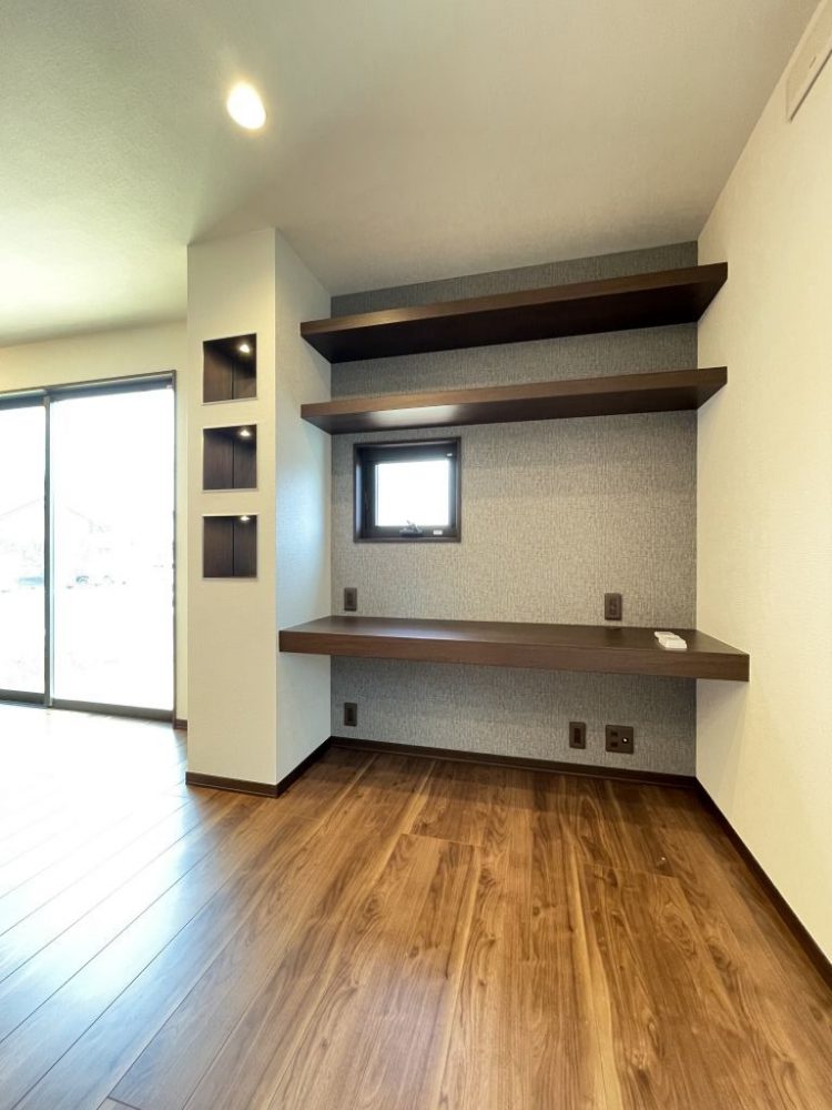 【価格改定】No.5/家事をしながら子どもの勉強も見られるリビング内のデスク(24年4月撮影) No.5リビング内デスク