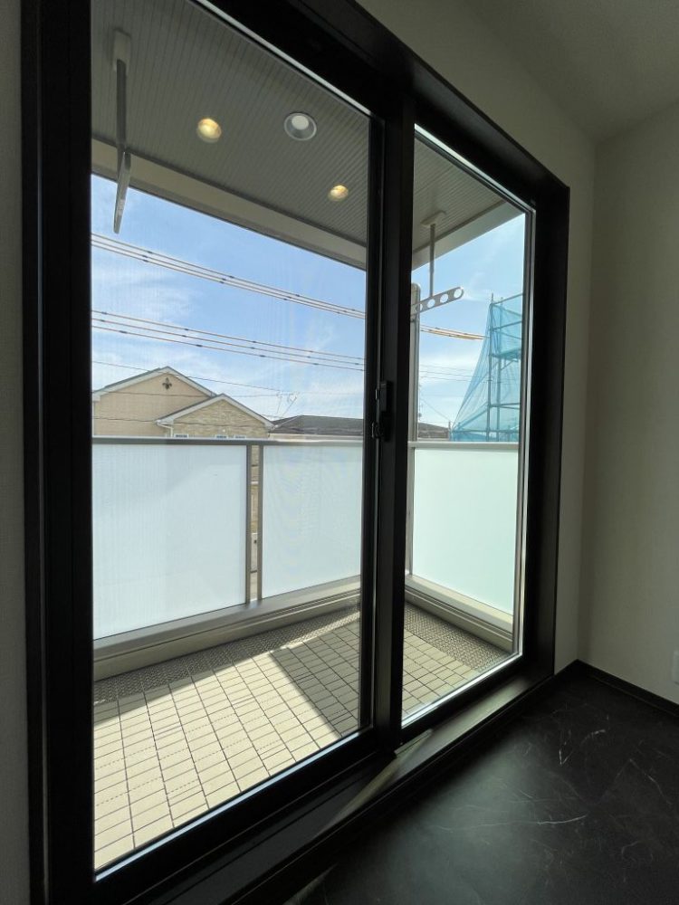 【価格改定】No.5/バルコニーのかすみガラスが外観を魅力的にしてくれます(24年4月撮影) No.5バルコニー