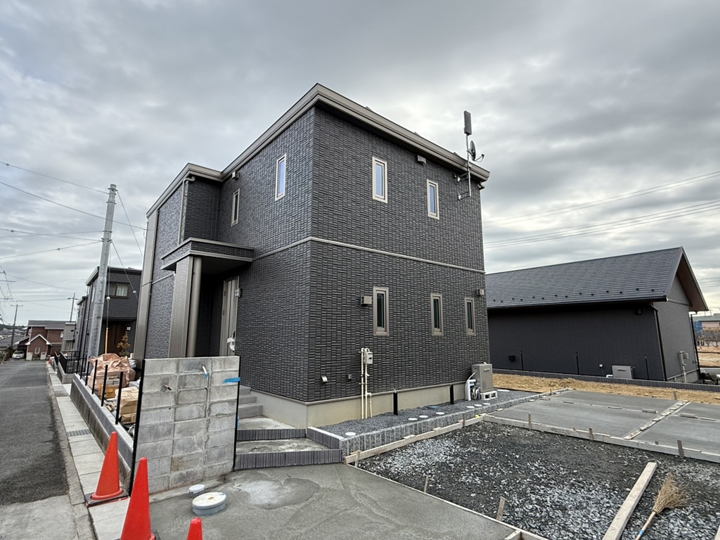 No.3/外構工事中です。完成が楽しみですね(25年12月撮影)