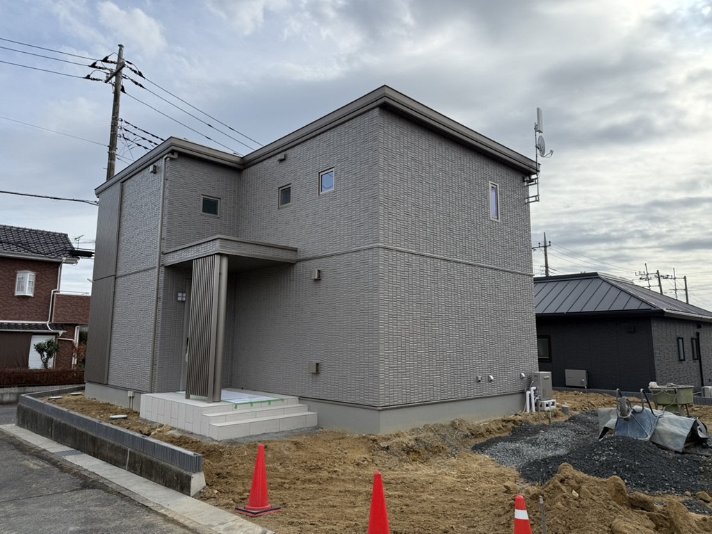 No.7/外構工事中です。完成後は車4台駐車可能!(25年12月撮影)