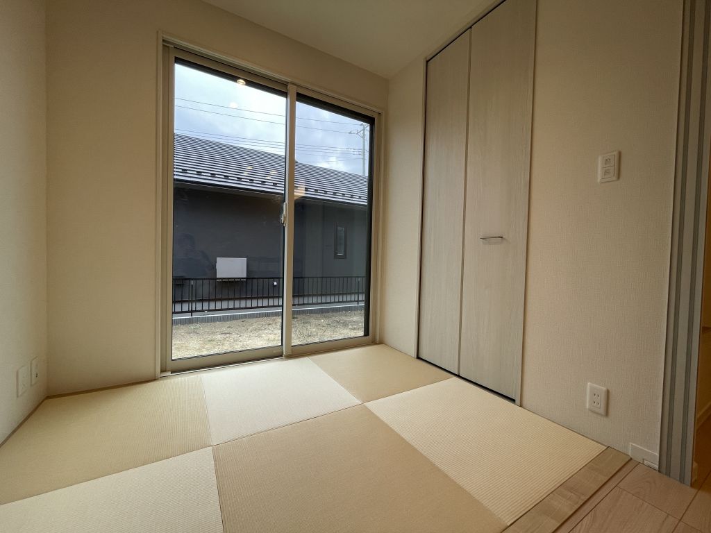 No.2/リビングの隣に和室をご用意しました。扉の先はファミリークローゼットです(26年1月撮影) スマートハイムシティ川尻Ⅳ_No2和室