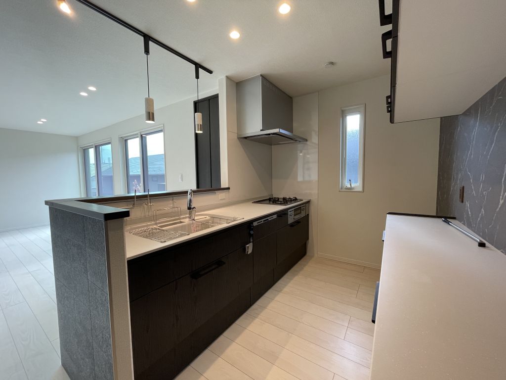 No.3/天井から吊るされたペンダントライトがお洒落さを演出(26年1月撮影) スマートハイムシティ川尻Ⅳ_No3キッチン