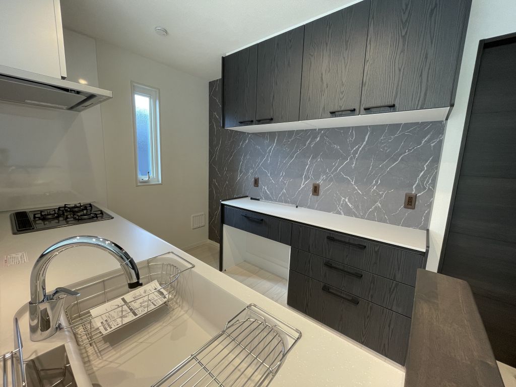 No.3/ダーク調でまとめたスタイリッシュなキッチン(26年1月撮影) スマートハイムシティ川尻Ⅳ_No3キッチン