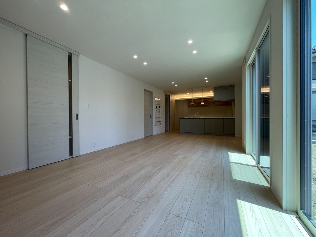 No.9/LDK:お庭側の窓があるから、庭で遊ぶ家族の姿も室内から見守れます(25年7月撮影) No.9LDK