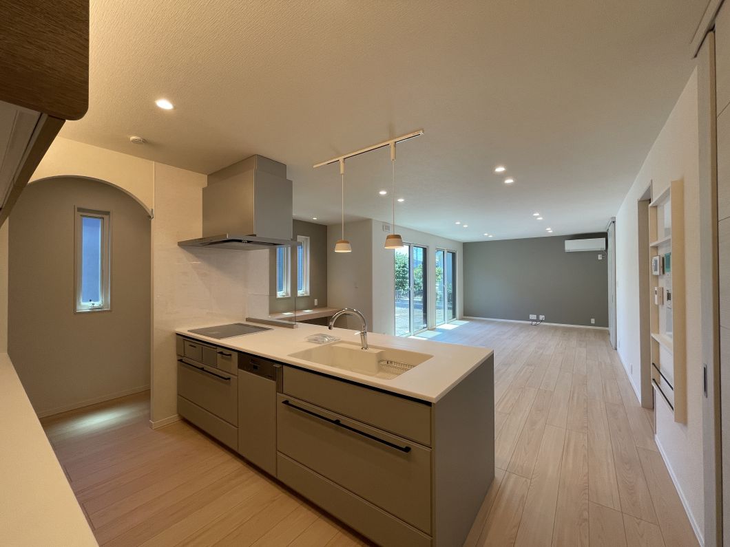 No.9/キッチン:パントリーもあるキッチンは買い置き食材や備蓄もしっかりすっきり仕舞えそう(25年7月撮影) No.9キッチン