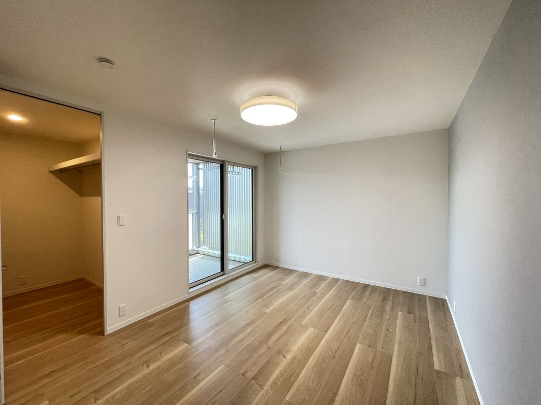 サンライズ笠原No.9/主寝室:バルコニーがあるので布団も干しやすい(25年7月撮影) No.9主寝室