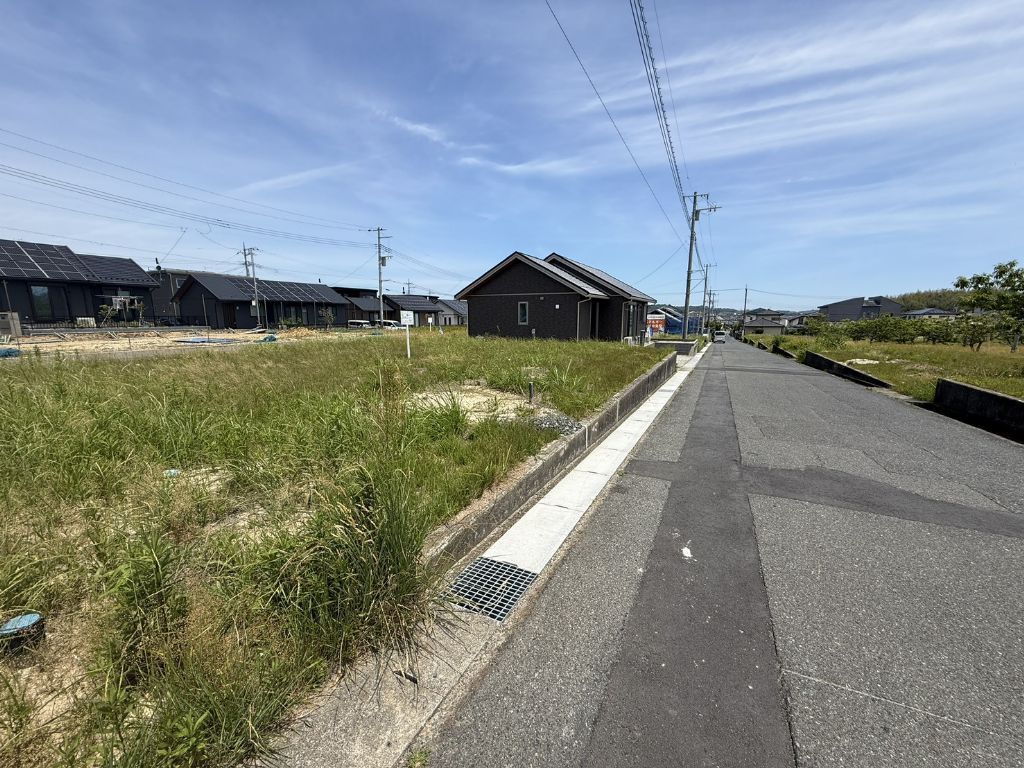 No.13/前面道路は6mあり、運転が苦手な方でも安心です(26年6月撮影) スマートハイムシティ川尻Ⅴ_No.13