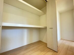 スマートハイムプレイス那珂市菅谷Ⅲ_No.3 2階通路の収納