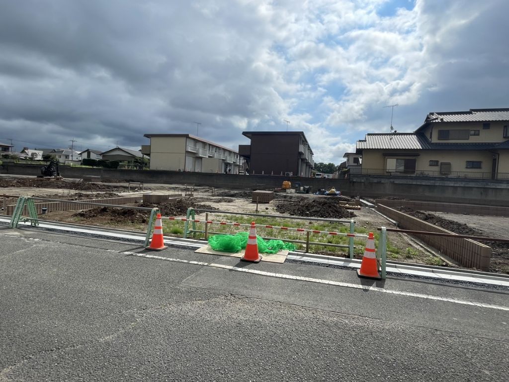 小学校・スーパー・公園が徒歩圏内に揃います(26年7月撮影) スマートハイムプレイス東石川_造成工事中