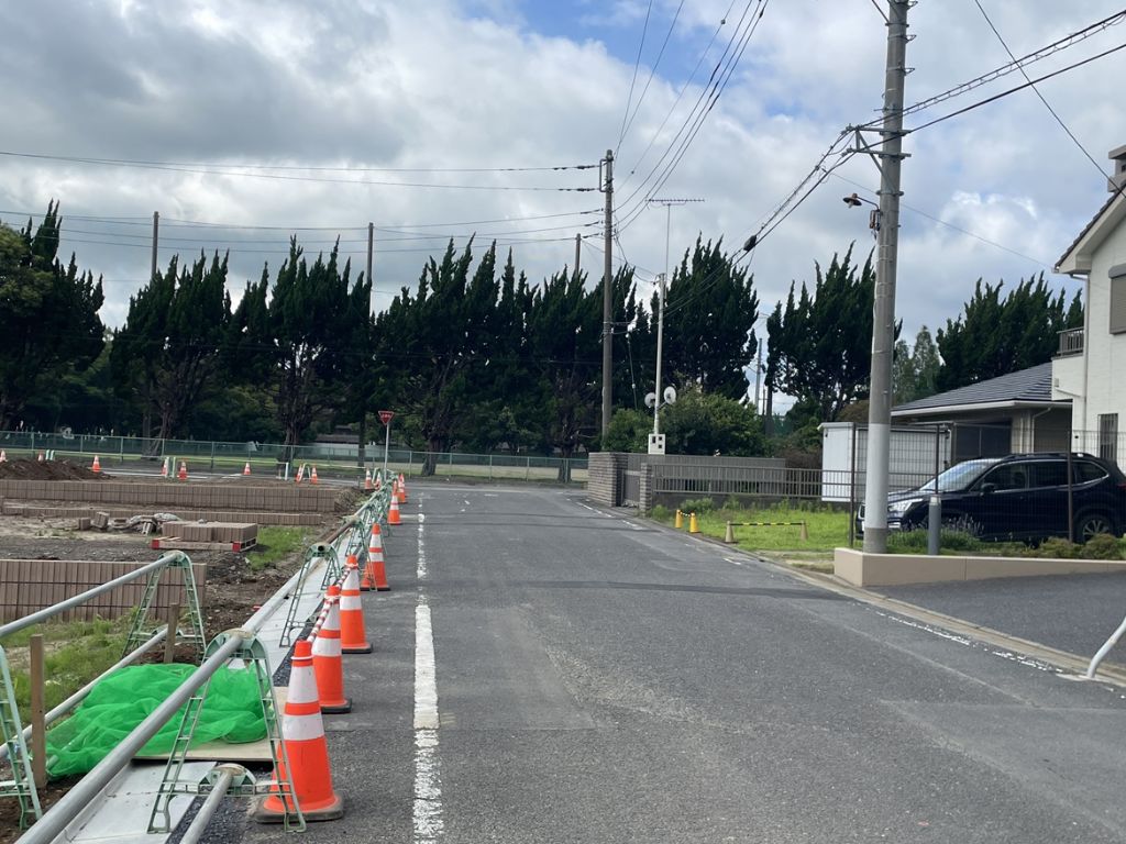 前面道路は7m幅なので、運転も安心です(26年7月撮影) スマートハイムプレイス東石川_前面道路